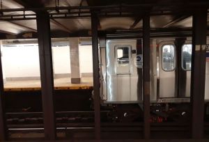 Indigente hispano empuja a una mujer y salta a los rieles del Metro de Nueva York