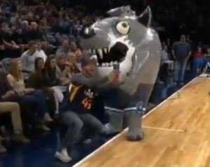 Una mascota de la NBA se “comió” a un fanático rival al ritmo de Thriller (VIDEO)