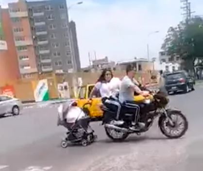 ¡Insólito! Pareja arrastra el coche de un bebé desde una moto