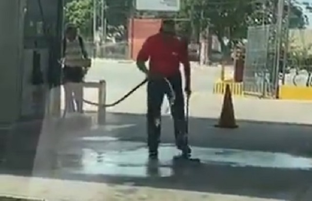 ¡Sin temor a Dios…! Ante la falta de agua, este trabajador limpia el piso con… ¿gasolina? (Video)