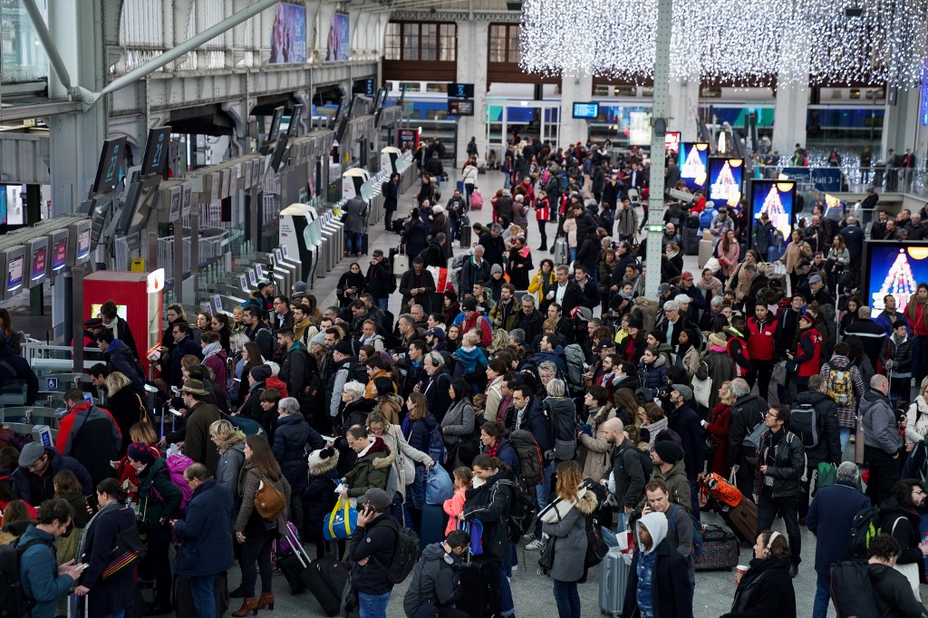 La huelga de transportes deja a muchos franceses sin trenes para Navidad