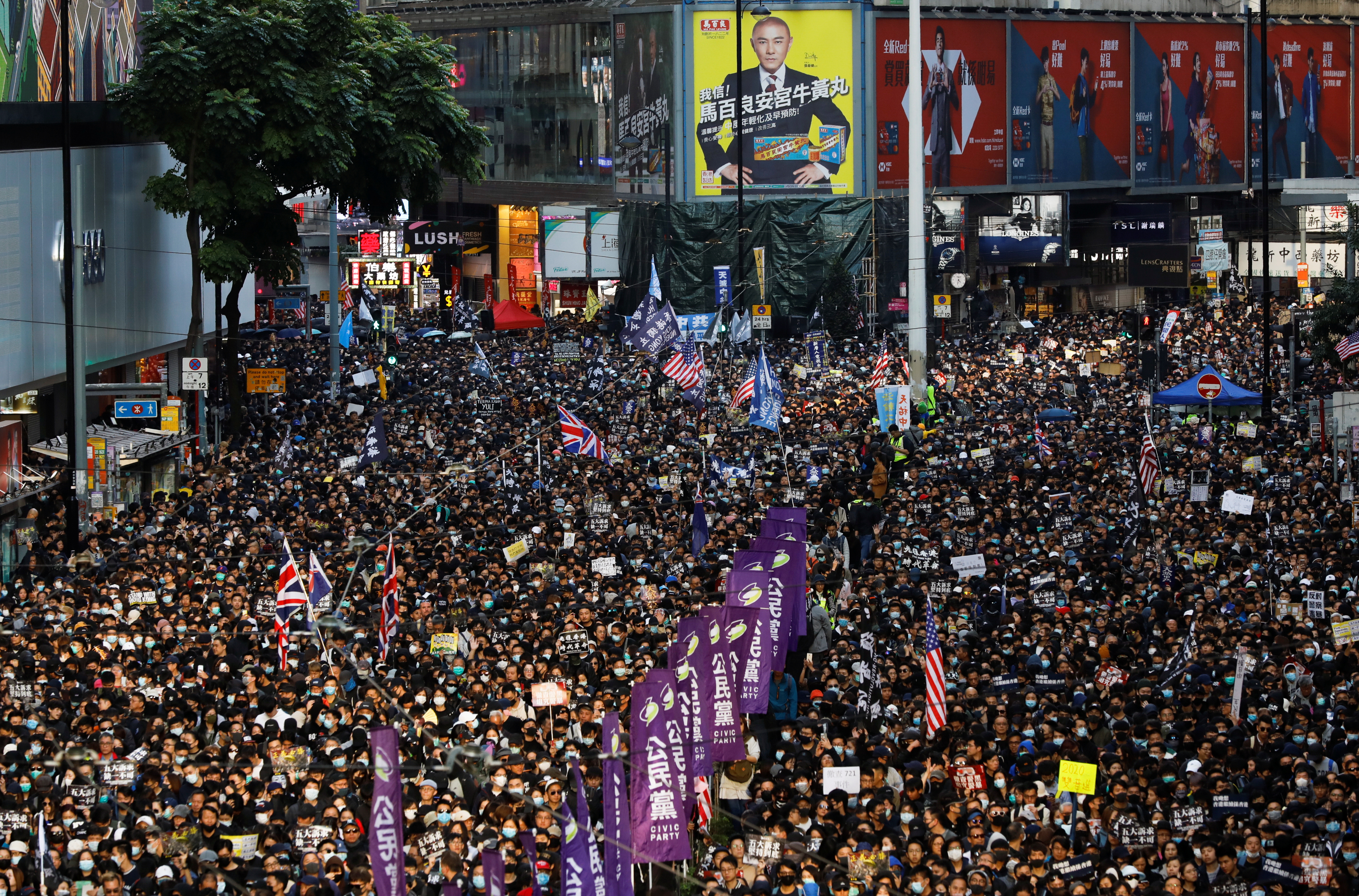 La marea negra vuelve a tomar las calles de Hong Kong