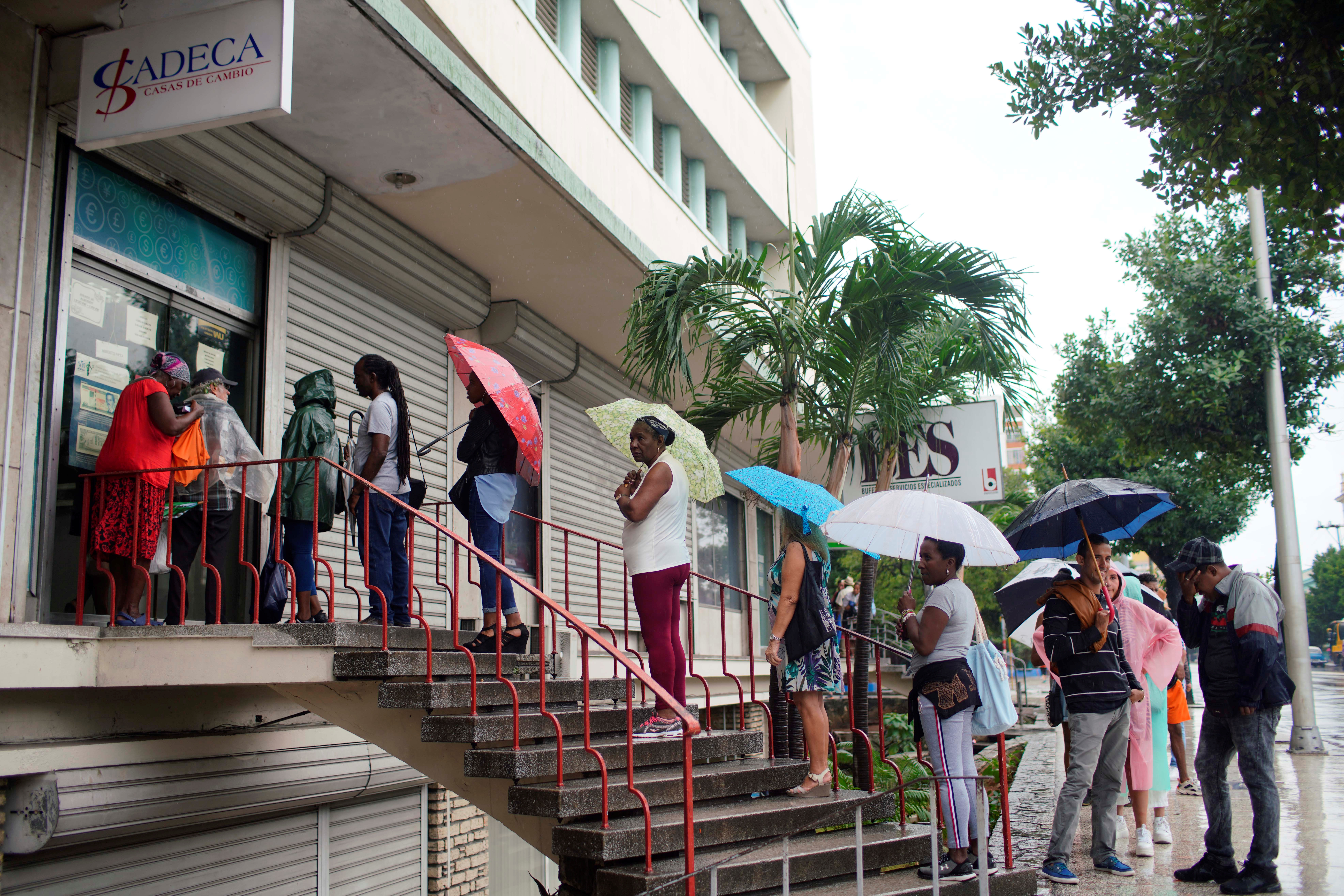 En La Habana, divisas son difíciles de comprar en medio de reforma monetaria