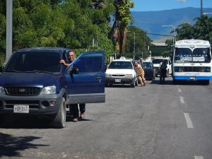 Conductores llegan empujados hasta las estaciones de servicio en Aragua