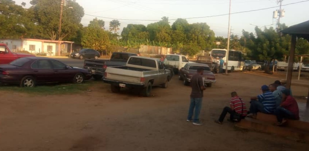 Denuncian que bomba de gasolina en el Zulia solo surte a pocos usuarios #18Dic (Fotos)