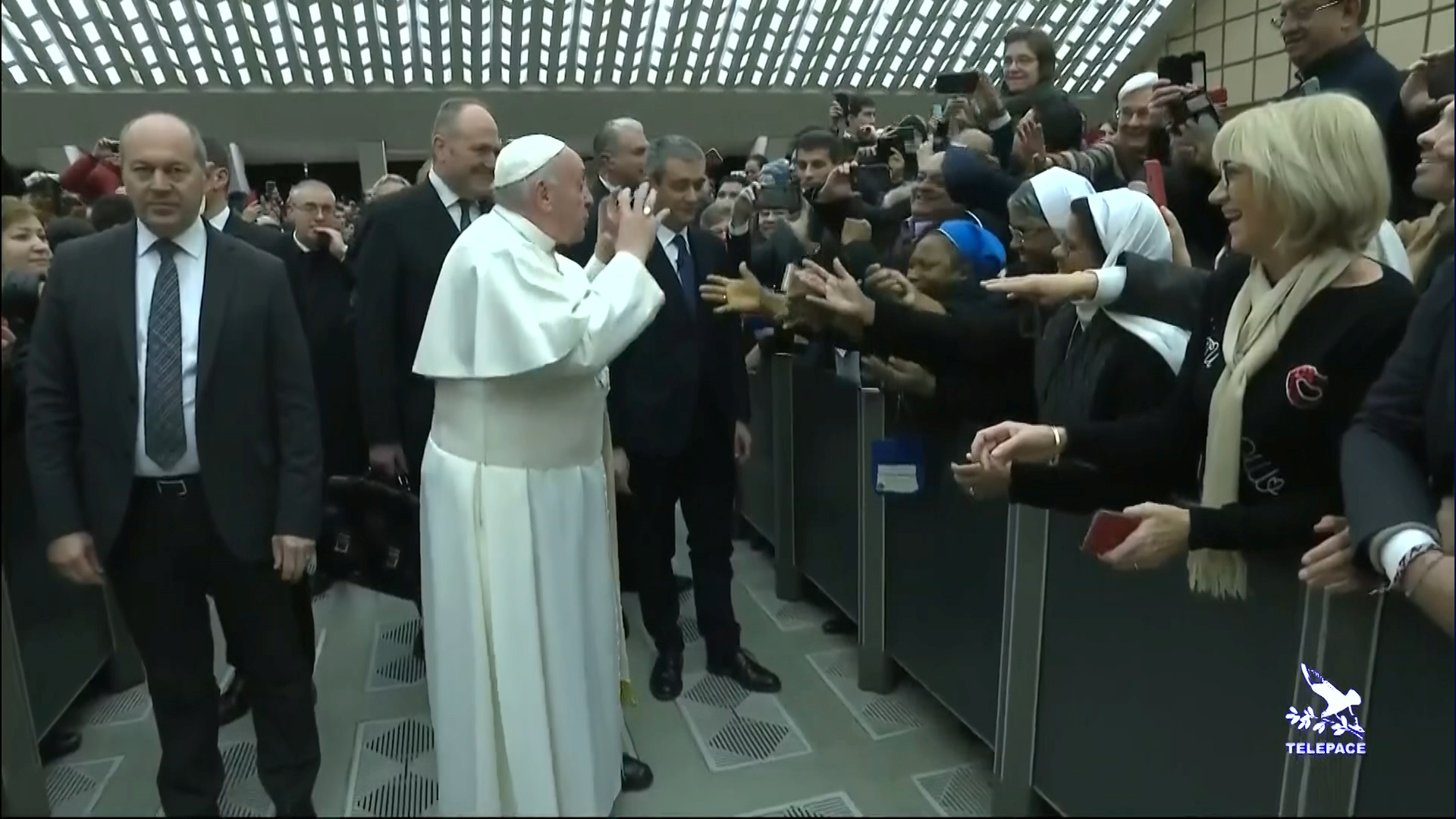 El Papa bromea con una monja: Te doy un beso, pero tú no me muerdes (Fotos)