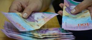 ¡DEVALUADO! Bancos limitan recepción de billetes de 100 bolívares
