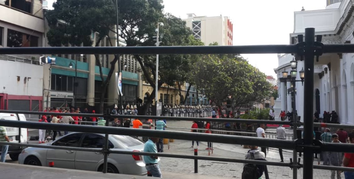 Cerrado el paso vehicular en los alrededores de la AN por la “memoria y cuento” de Maduro #14Ene (Fotos)