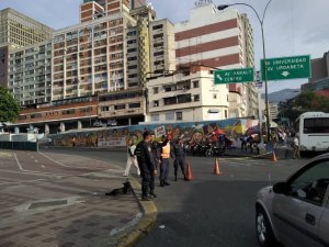 Qué raro… fuerzas de Maduro cierran los accesos a la AN #21Ene