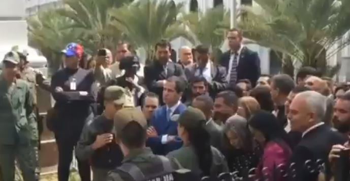 Guaidó y algunos diputados aún no ingresan al Palacio Federal Legislativo #5Ene