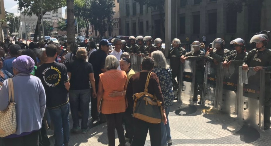 GNB acorrala a pensionados para que no protesten en el centro de Caracas #23Ene (Fotos)