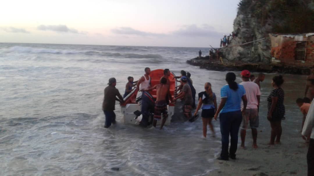 PC Aragua rescata embarcación con 15 tripulantes