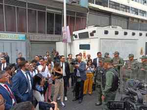 La prensa intenta ingresar a la AN pese al bloqueo del régimen de Maduro #5Ene (FOTO)