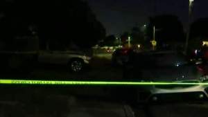 Hombre alcanzado por bala perdida mientras caminaba con una mujer en el Condado de Orange