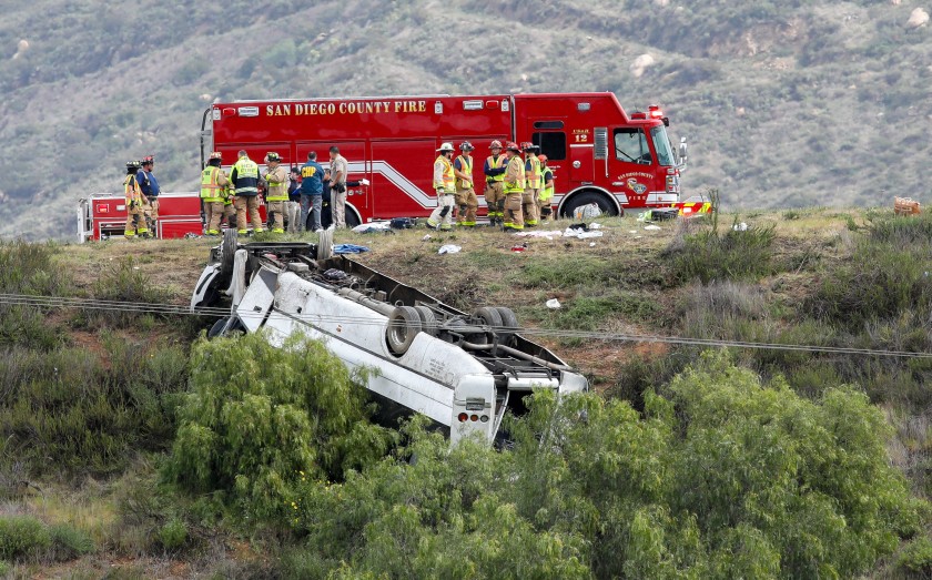 Autobús se vuelca en la I-15 y deja tres muertos y 18 heridos cerca de Fallbrook