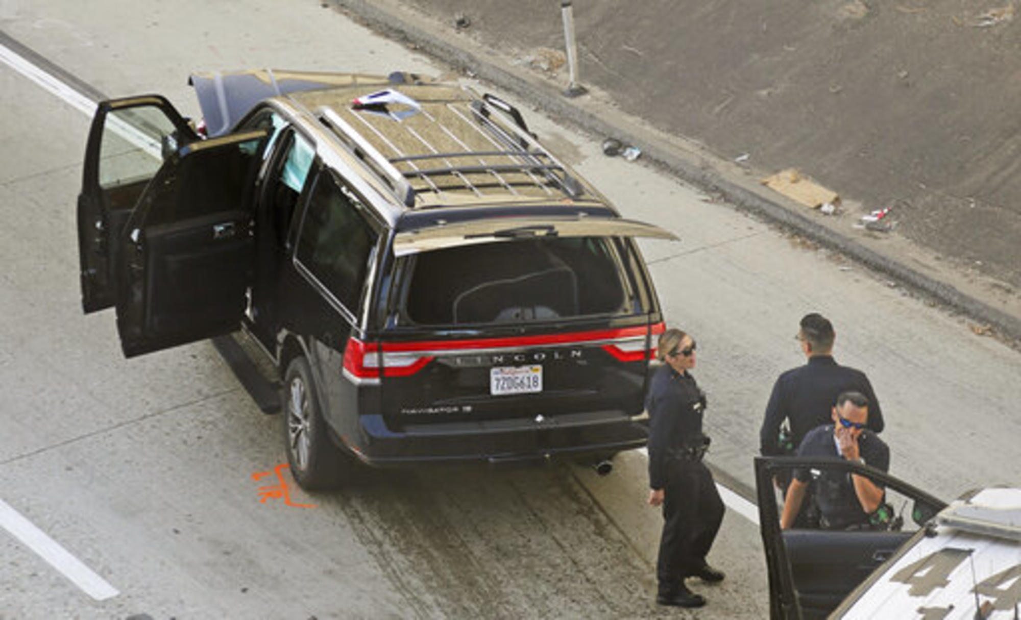 Un hombre roba una carroza fúnebre con un ataúd en Los Ángeles