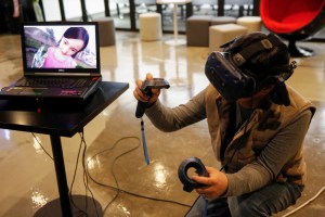 Tecnología perturbadora: Madre estalla en llanto al “reencontrarse” con su hija fallecida en aplicación de realidad virtual (VIDEO)