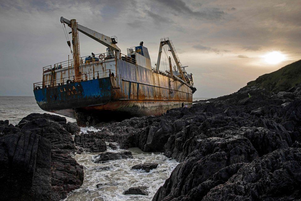 “Ocurre una vez en un millón”: Las impresionantes imágenes del barco fantasma que encalló en Irlanda 