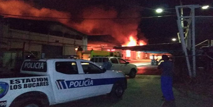 Incendio devastó almacenes de Cantv y Movilnet en Valencia