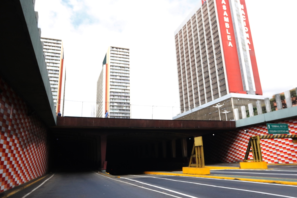 Camión se atascó en el túnel de El Silencio #13Feb