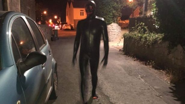 Gimp Man: Pervertido vestido de latex negro acosa a las mujeres en las calles de Inglaterra (FOTO)