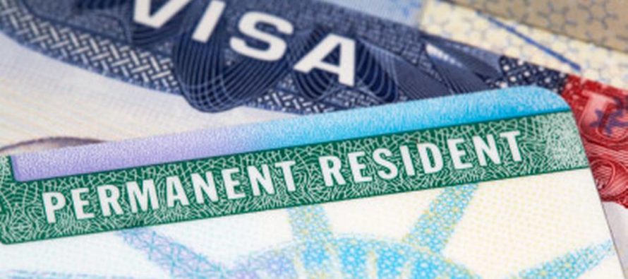 Estafas de inmigración en EEUU: Cuidado si te prometen tarjeta verde bajo la “ley de 10 años”