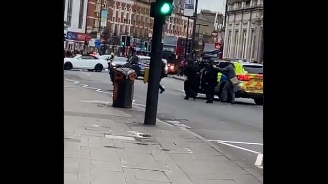 En video: Así abatió la policía de Londres al terrorista que apuñaló a varias personas