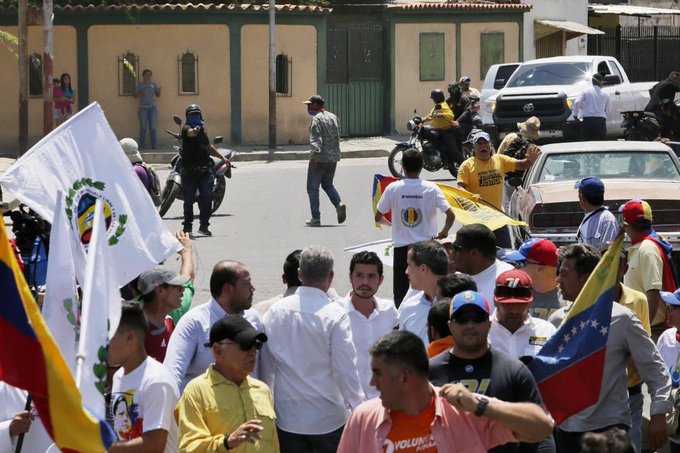 LAS FOTOS: Colectivo del régimen apuntando con su arma directamente al presidente (E) Juan Guaidó