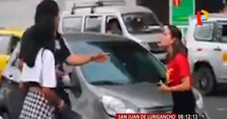 ¡WOOW! Peruanas se agarraron a golpes en plena calle por el amor de un mototaxista (VIDEO)