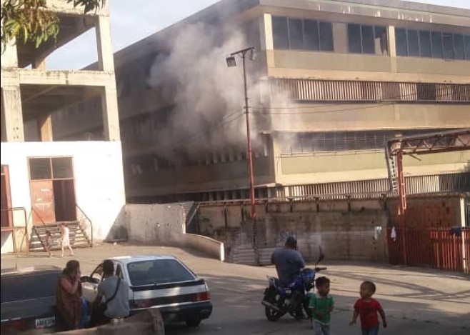 Fuerte incendio en un refugio de Petare puso en riesgo a 67 familias este #15Feb (Video)
