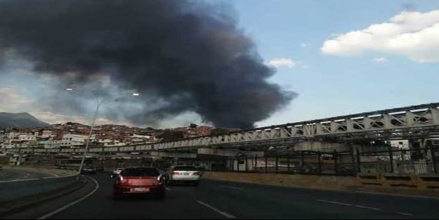 En VIDEO: La densa cortina de humo del incendio en los galpones del CNE en Mariches