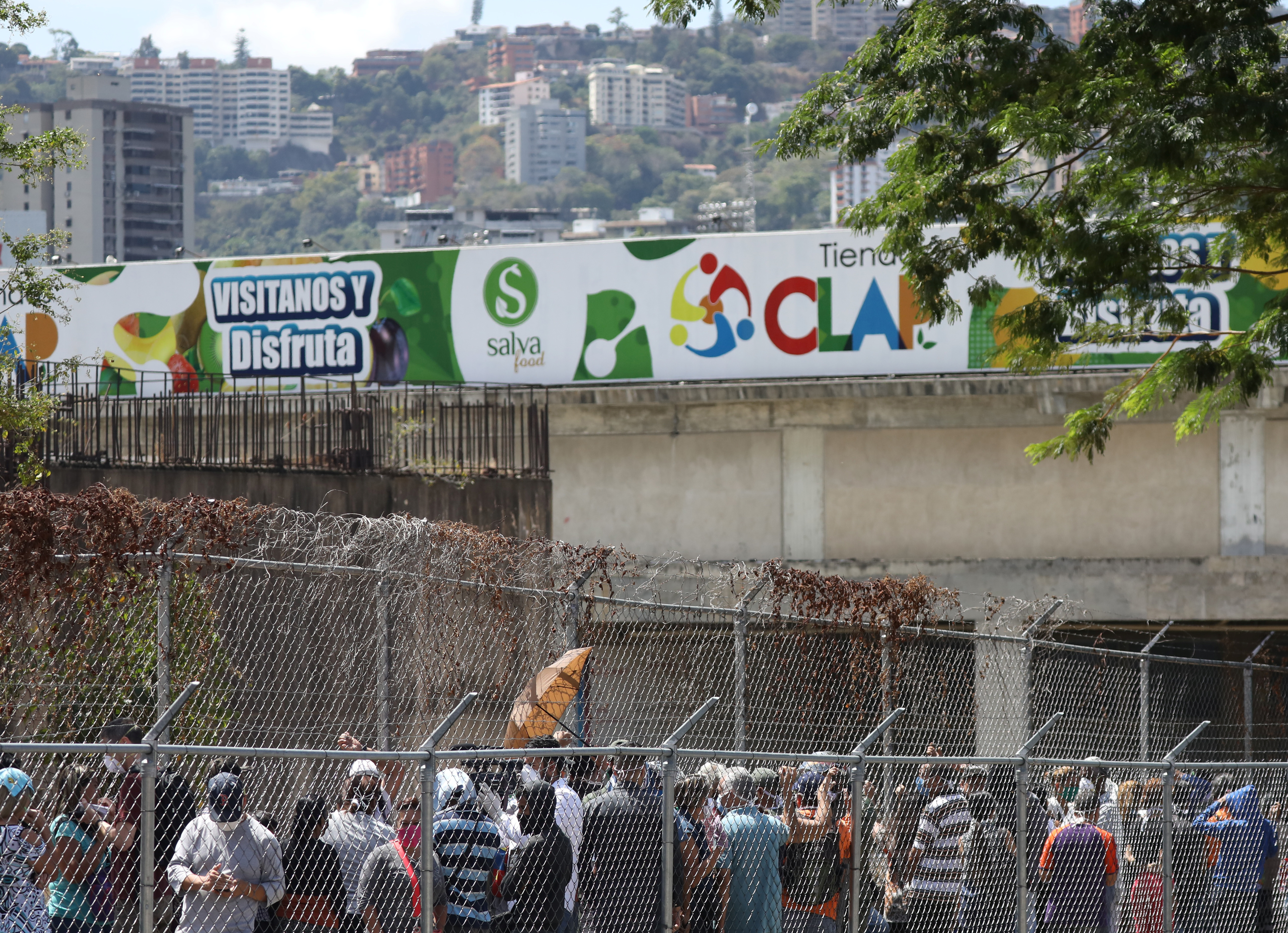 Maduro prohibió aglomeraciones pero en sus Tiendas Clap se vive una pesadilla bajo el sol (FOTOS)