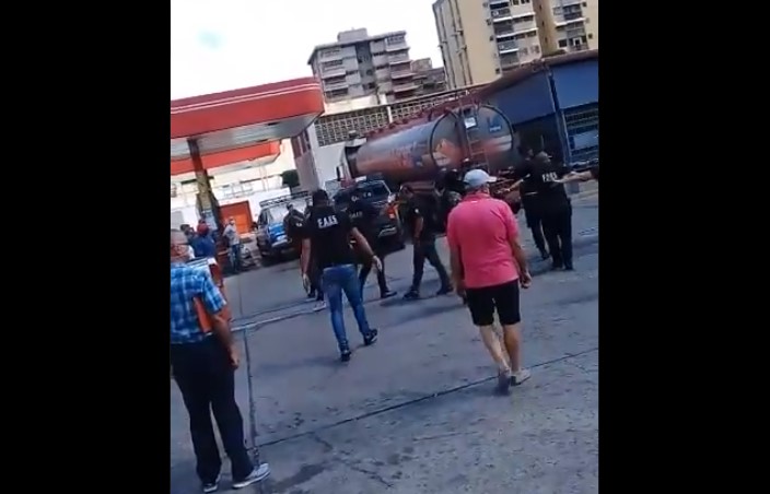 Funcionarios armados de Faes y GNB tuvieron un altercado en una gasolinera de Montalbán (VIDEO)