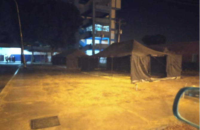 Instalan carpas en las inmediaciones del Hospital Pablo Acosta Ortiz en Apure