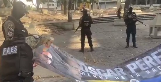 Con las caras tapadas, Faes quemó la pancarta de Oscar Pérez en El Panteón (video)