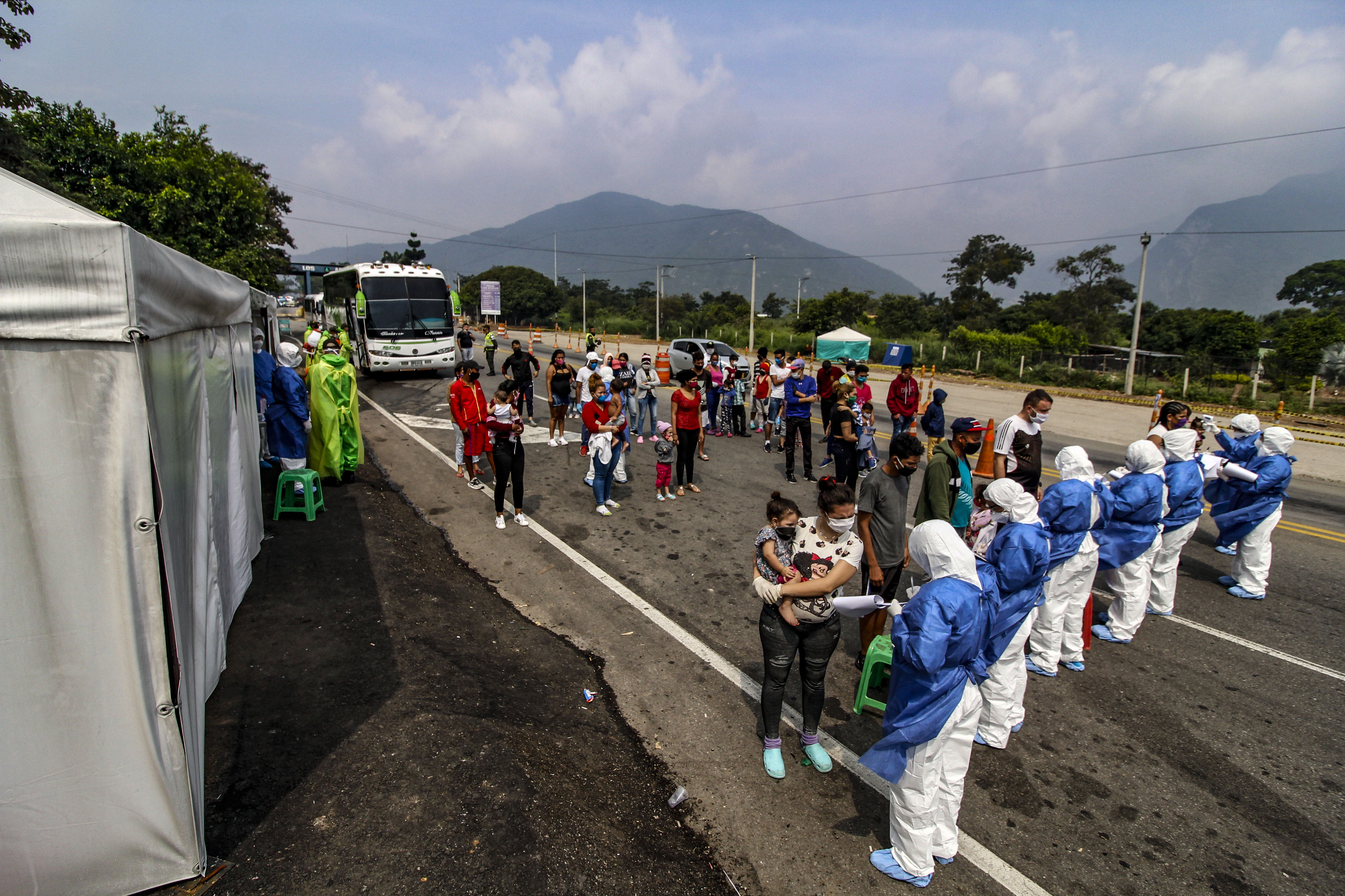 Venezolanos que retornan desde Colombia deben cumplir cuarentena obligatoria en albergues militarizados