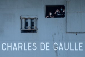 Más de 900 marineros dan positivo al coronavirus en el portaaviones francés Charles de Gaulle