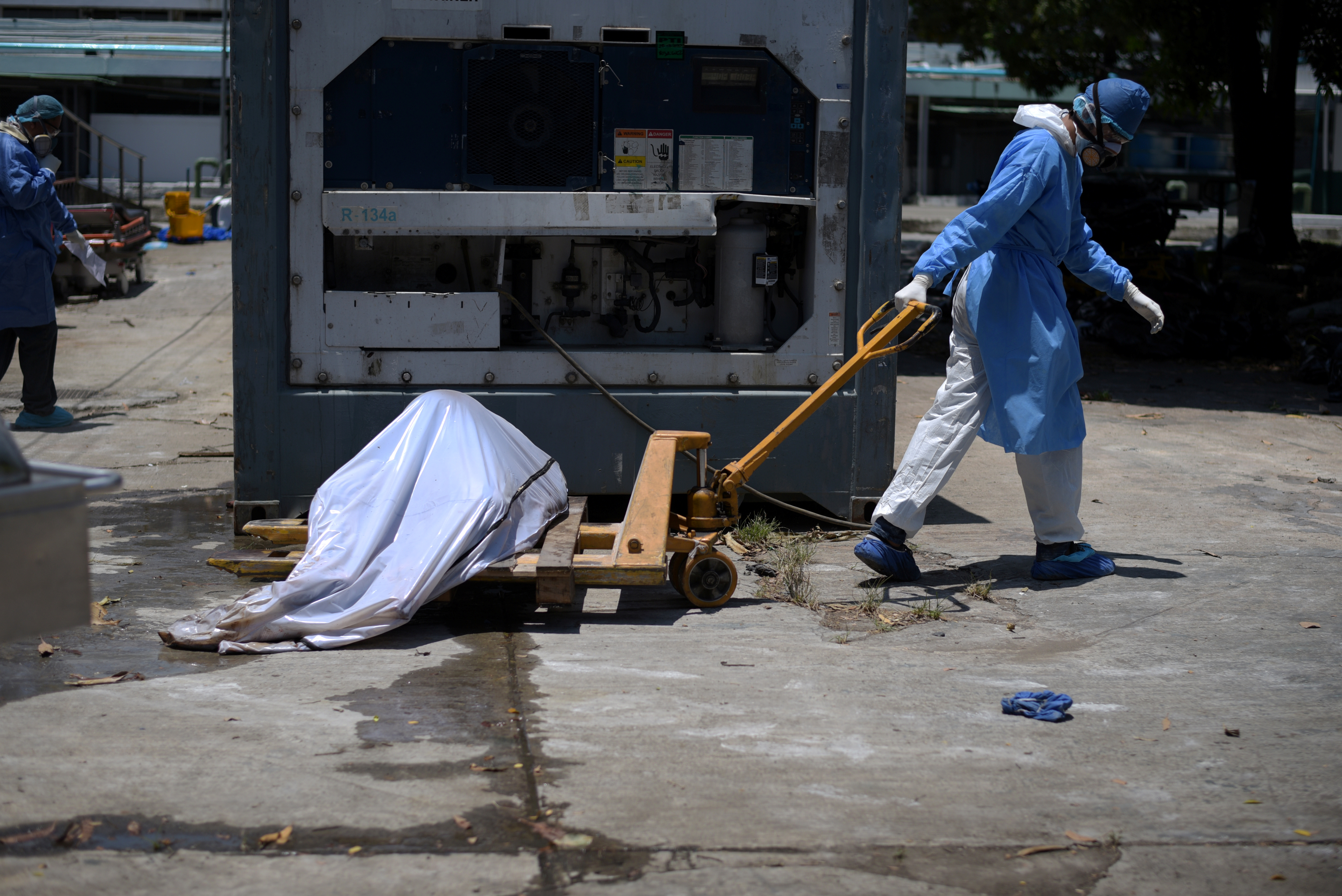 Ecuatorianos denunciaron que ataúdes de cartón no solucionan crisis de las morgues