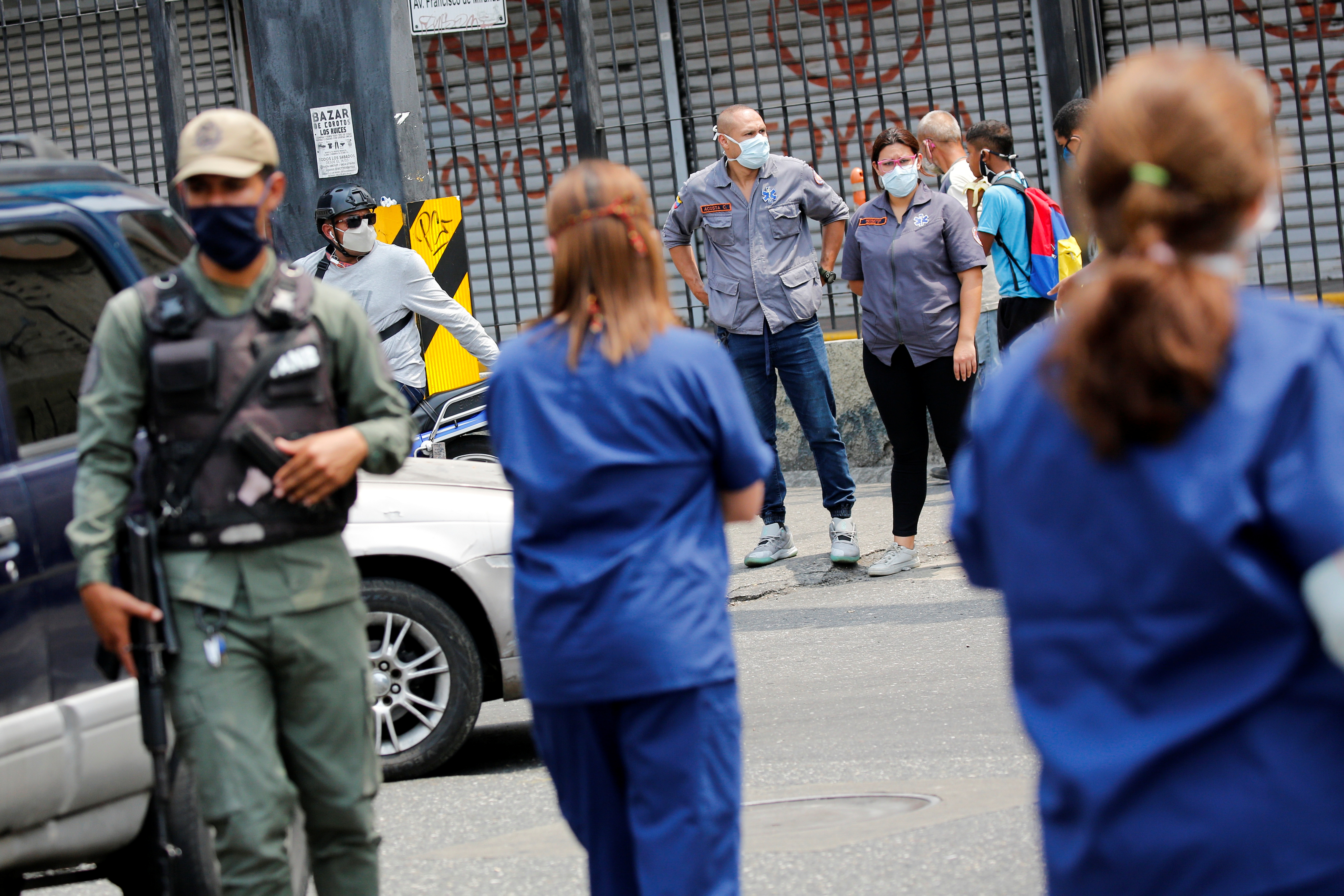 Personal de salud reutiliza el tapabocas en 14 de 15 hospitales de Caracas