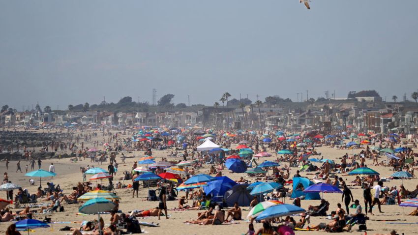 Aglomeraciones podrían obligar al cierre de una playa de California