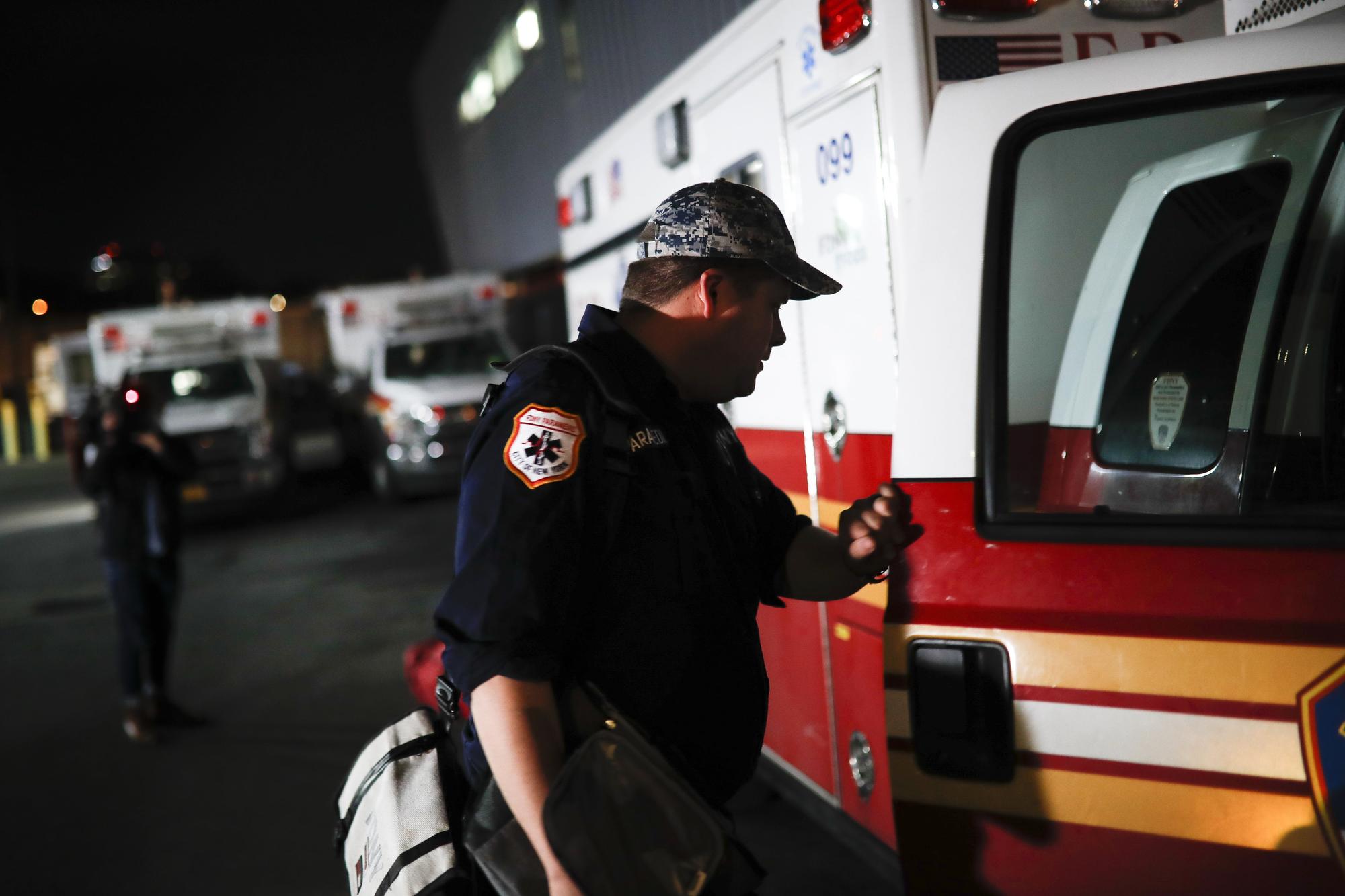 Latinos de Nueva York de luto por la pérdida de sus seres queridos durante la pandemia