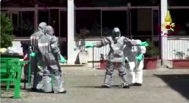 En Video: Así se desinfectan bomberos italianos después de trasladar a pacientes con coronavirus