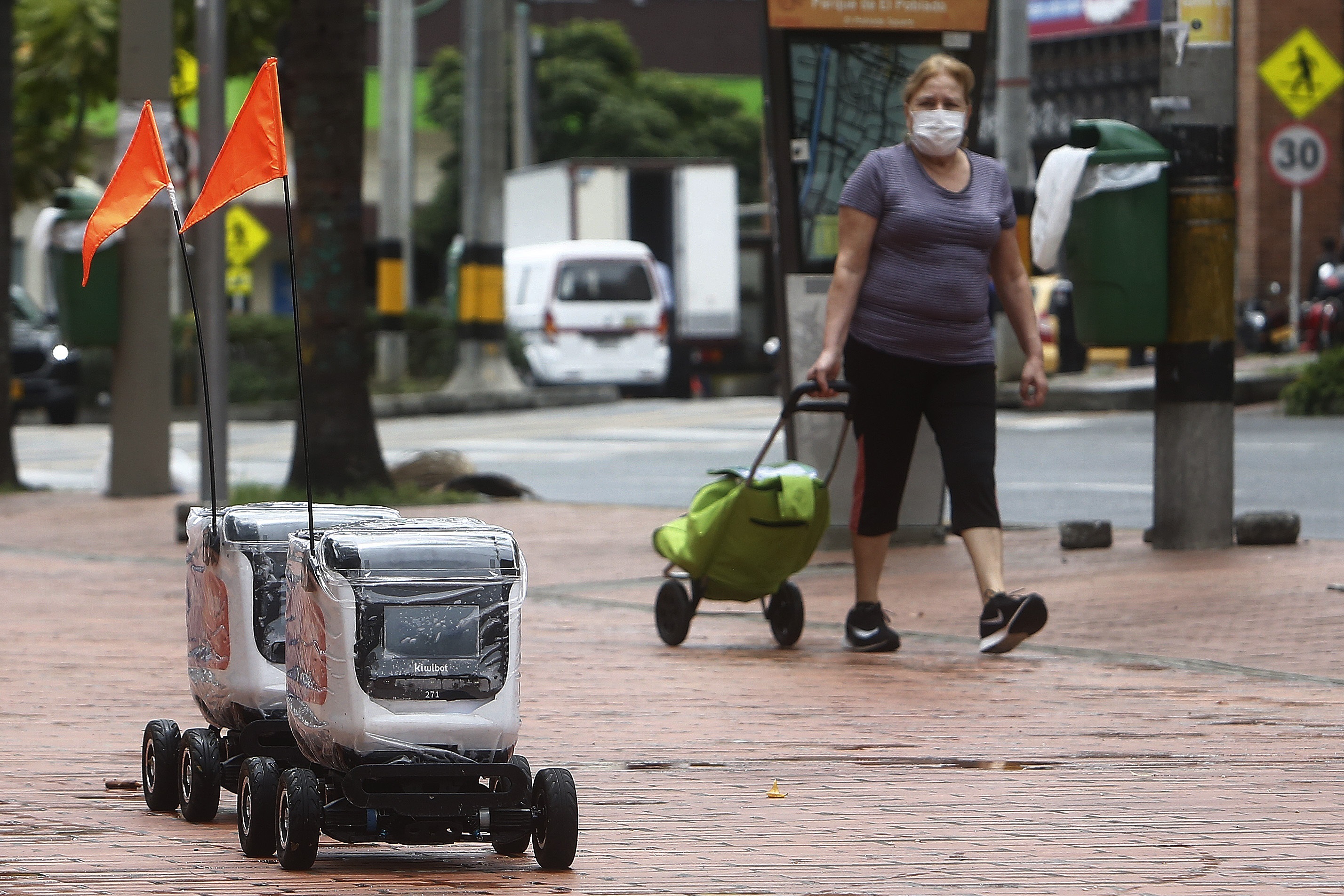 Robots entregan pedidos a domicilio durante la cuarentena en Medellín (Fotos)