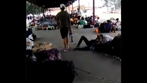EN VIDEO: Así venezolanos que regresan de Colombia esperan en el terminal del Táchira por respuestas del régimen de Maduro