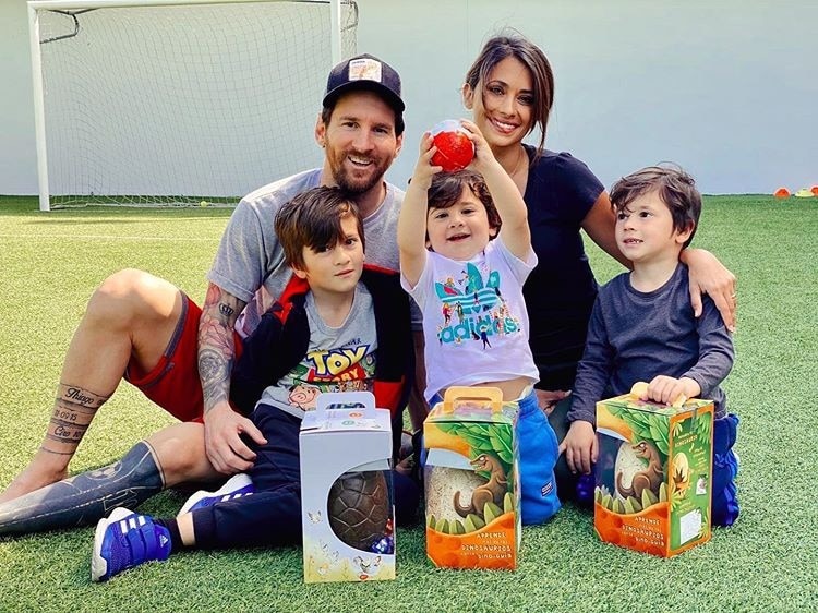 El curioso detalle que notaron los fanáticos en la foto con la que Messi y su familia festejaron pascuas