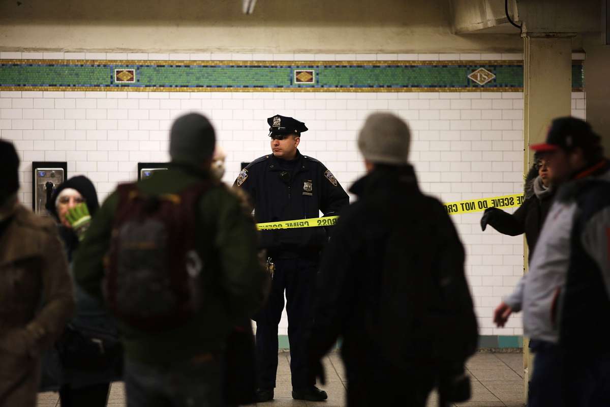 Pasajero muere apuñalado en vagón del Metro de Nueva York