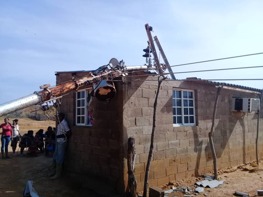 Un tendido eléctrico cayó sobre el techo de una casa en Paraguaná (fotos)