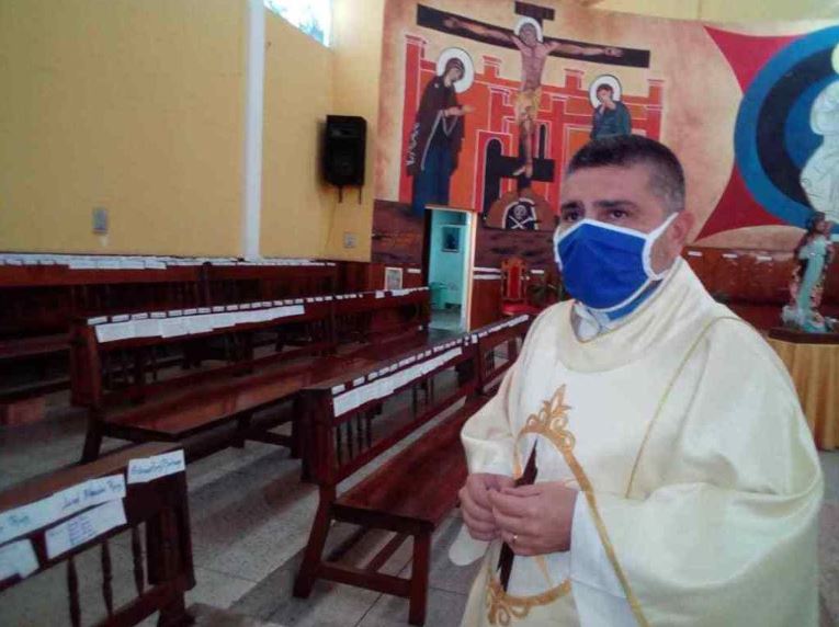 Iglesia en San Cristóbal ofrece misas ante papeles con los nombres de sus miles de fieles
