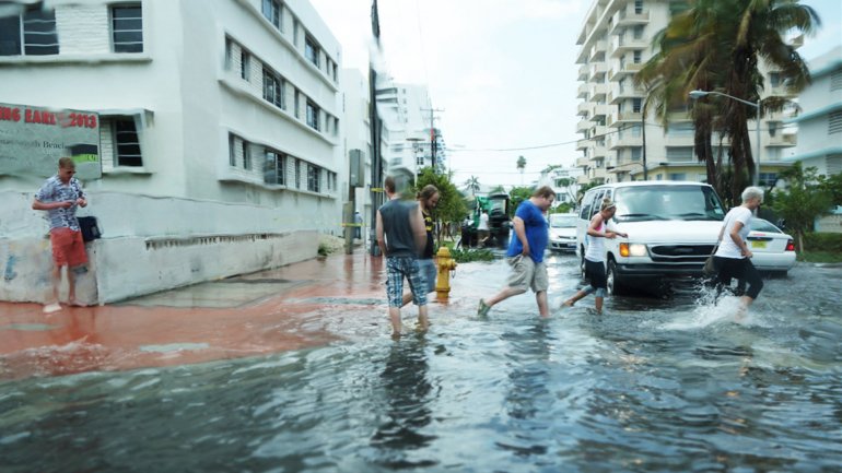 Dueño de negocio local regala 50 toneladas de arena mientras el sur de Florida continúa inundando