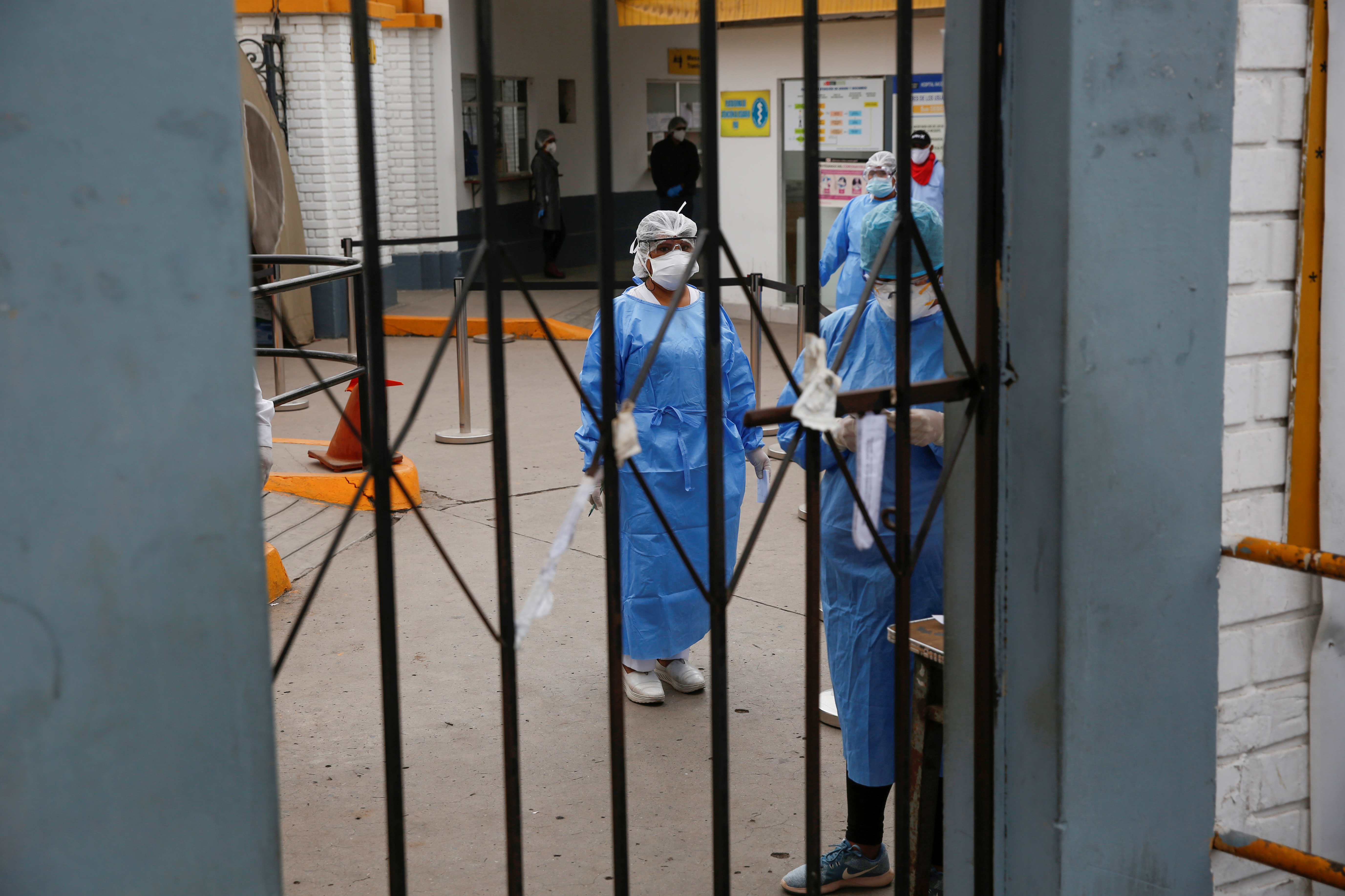 Los hospitales en Perú están al borde del colapso por aumento en casos de coronavirus